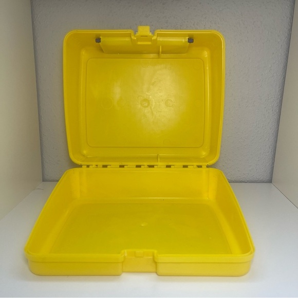 Disney Winnie the Pooh Yellow Plastic Lunchbox - Picture 6 of 12